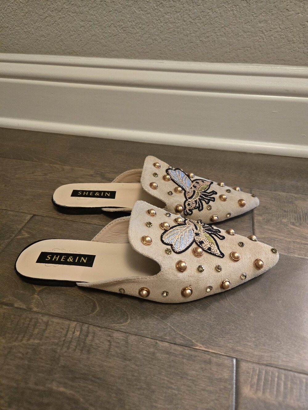 Brand New Embroidered Bee Studded Flat Mules Pointed Toe Slides Beige Womens 8